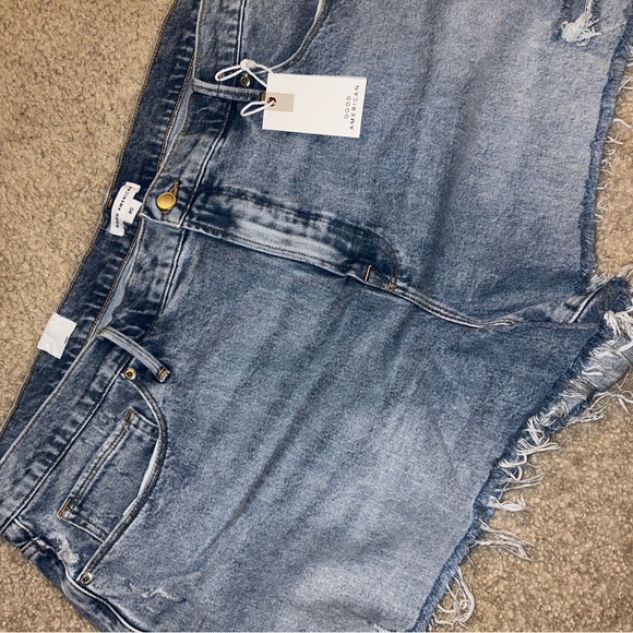 Good American Distressed Jean Shorts BNWT - Picture 2 of 6